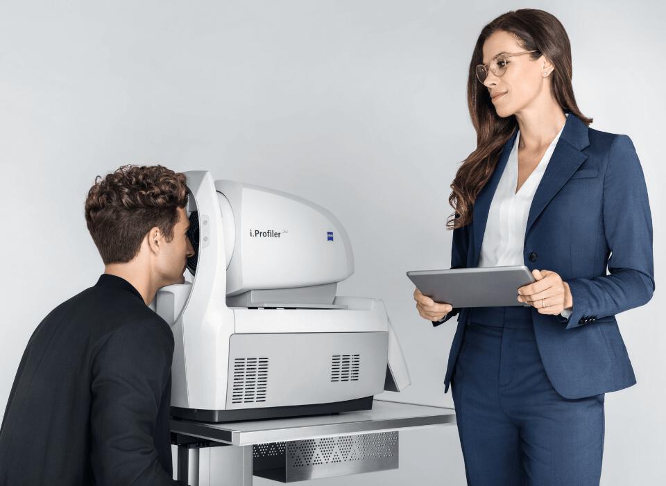 Menschen in Besprechung Zeiss i.Profiler
